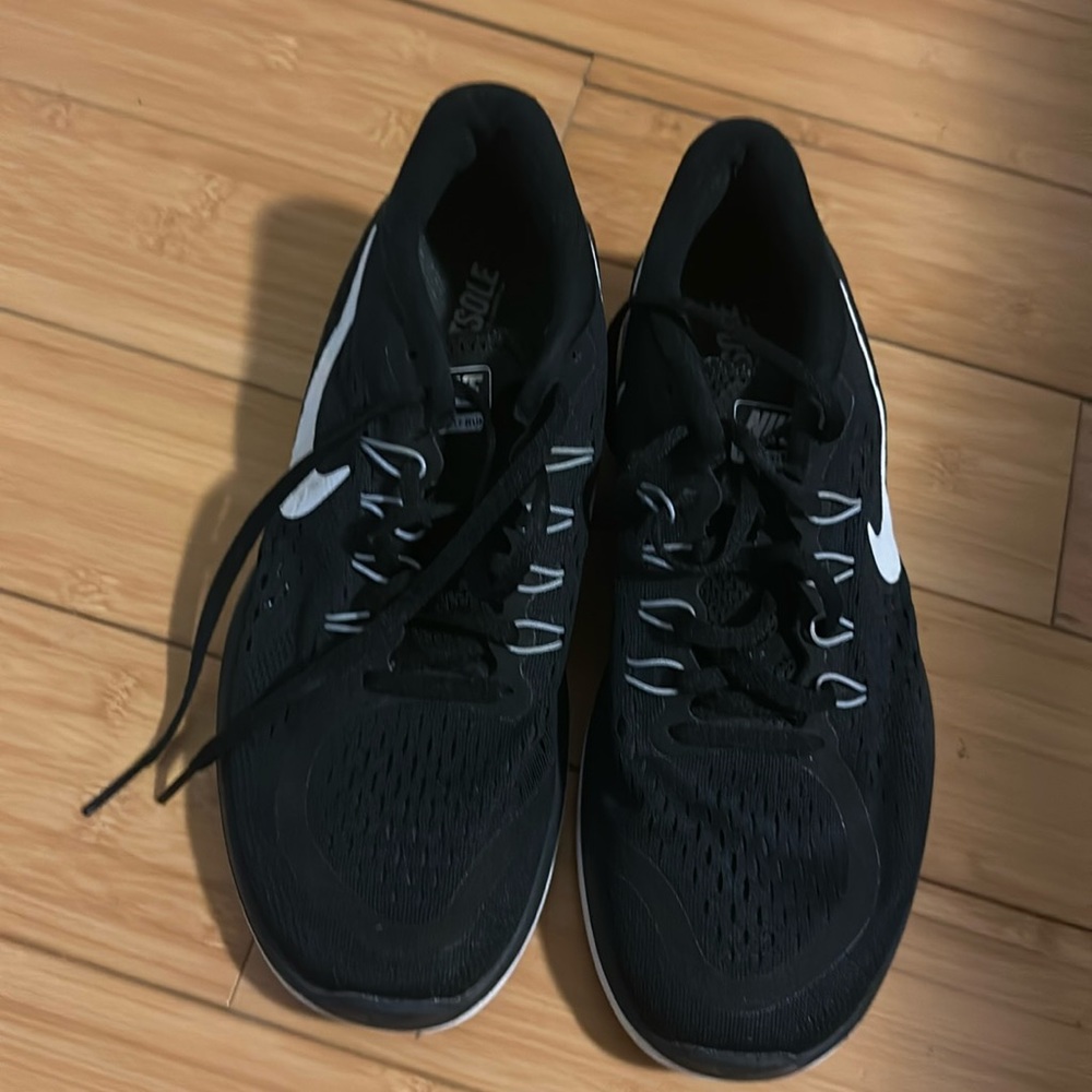 Nike Women’s Black Sneakers Size 10